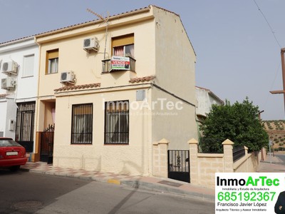 Casa en venta en Illora, con 3 dormitorios y 2 baños