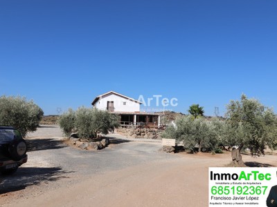 Chalet en venta en Loja, Jardines De Santa Barbara, con 4 dormitorios, 2 baños, 3 balcones y terreno