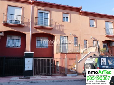 Casa en venta en Illora, con 3 dormitorios, 2 baños, 4 plazas de garaje, trastero, balcón y terraza