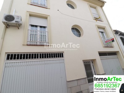Piso en venta en Illora, con 3 dormitorios, baño, 2 balcones y terraza