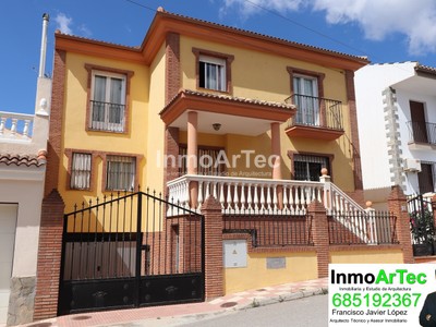 Casa en venta en Illora, con 4 dormitorios, 2 baños, aseo, 3 plazas de garaje, trastero, 2 balcones, terraza y terreno