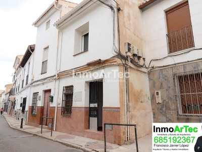 Casa en venta en Illora, con 3 dormitorios, baño, aseo, trastero y terreno