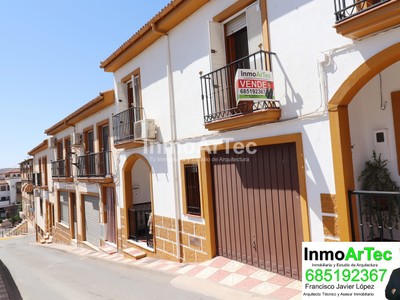 Casa en venta en Illora, con 4 dormitorios, 2 baños, plaza de garaje, 2 balcones y terreno