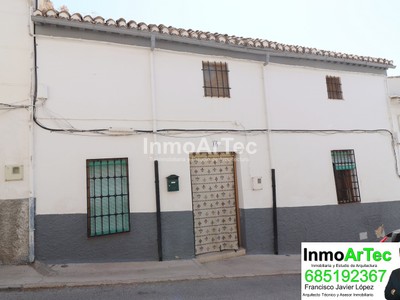 Casa en venta en Illora, con 4 dormitorios, baño, trastero y terreno