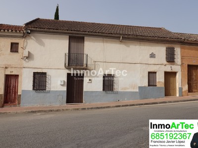 Casa en venta en Alomartes, con 6 dormitorios, baño, trastero, balcón, terraza y terreno