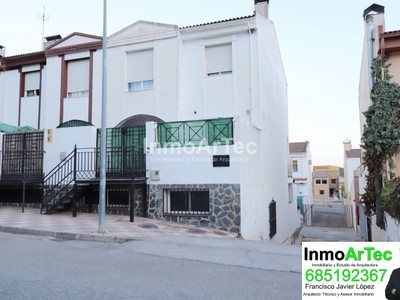 Casa en venta en Illora, con 3 dormitorios, baño, aseo, 3 plazas de garaje, trastero y terraza
