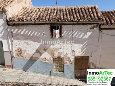 Casa en venta en Montefrio, con 2 dormitorios, baño y terreno