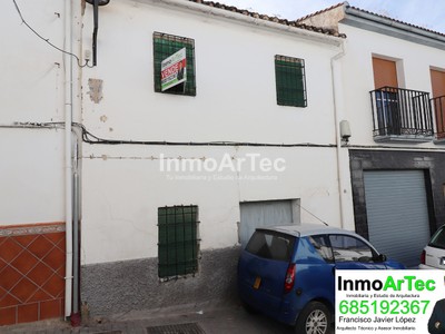 Casa en venta en Illora, con 2 dormitorios, baño, trastero y terreno