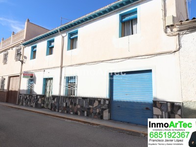 Casa en venta en Illora, con 5 dormitorios, baño, 2 plazas de garaje, terraza y terreno