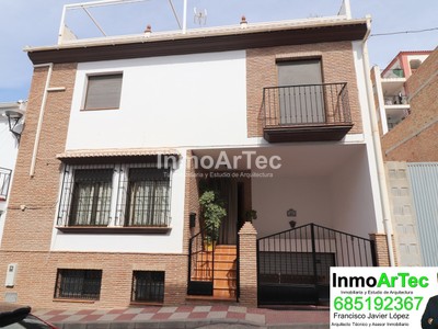 Casa en venta en Illora, con 3 dormitorios, 2 baños, trastero, balcón y terraza