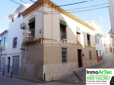 Casa en venta en Illora, con 4 dormitorios, baño, trastero, 4 balcones y terraza