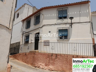 Casa en venta en Illora, con 4 dormitorios y 2 baños