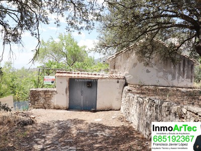 Casa en venta en Illora, con 2 dormitorios, baño y terreno