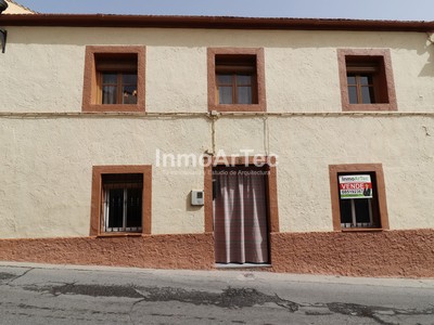 Casa en venta en Illora, con 3 dormitorios, baño, trastero y terreno