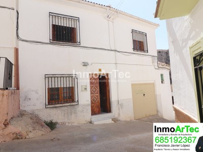 Casa en venta en Illora, con 5 dormitorios, baño, plaza de garaje y terraza