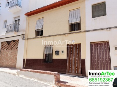 Casa en venta en Illora, con 3 dormitorios, baño, trastero y 2 balcones
