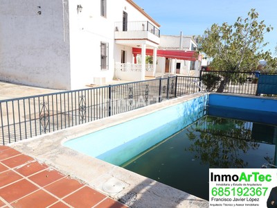 Casa en venta en Iznalloz, con 9 dormitorios, 3 baños, trastero, terraza y terreno