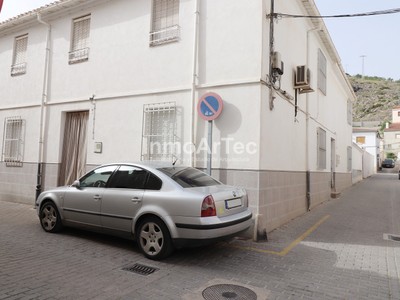Casa en venta en Illora, con 6 dormitorios, 3 baños y 6 plazas de garaje