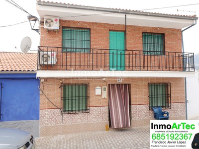 Casa en venta en Illora, con 5 dormitorios, baño, 4 plazas de garaje, trastero, balcón y terreno