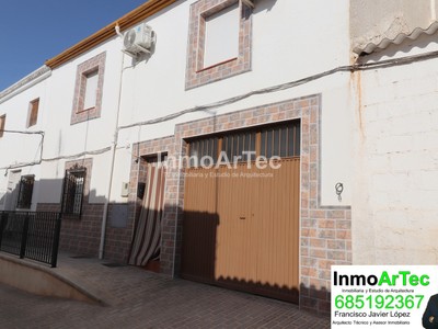 Casa en venta en Illora, con 4 dormitorios, baño, plaza de garaje y terreno