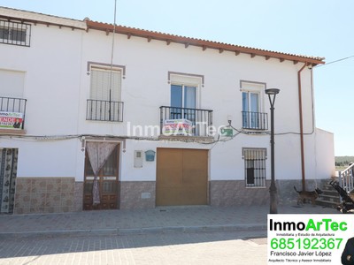 Casa en venta en Tocón, con 4 dormitorios, 2 baños, plaza de garaje, trastero, balcón y terreno