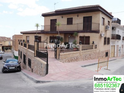 Casa en venta en Illora, con 4 dormitorios, 2 baños, 3 plazas de garaje, balcón y terreno