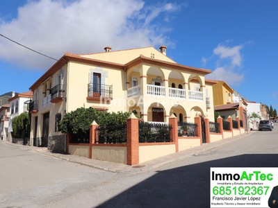 Casa en venta en Illora, con 4 dormitorios, 2 baños, trastero, 7 balcones, 2 terrazas y terreno