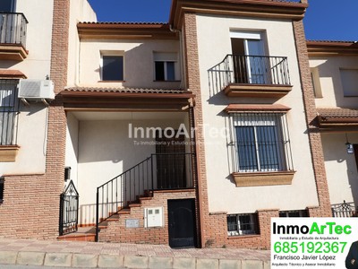 Casa en venta en Illora, con 4 dormitorios, 2 baños, 2 plazas de garaje y balcón