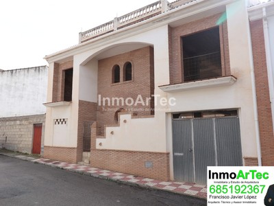 Casa en venta en Illora, con 3 dormitorios, 2 baños, 5 plazas de garaje, trastero, 3 balcones, 2 terrazas y terreno