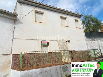 Casa en venta en Illora, con 3 dormitorios, baño y terreno