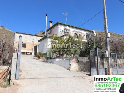 Casa en venta en Illora, con 4 dormitorios, 2 baños, 4 plazas de garaje, trastero, terraza y terreno