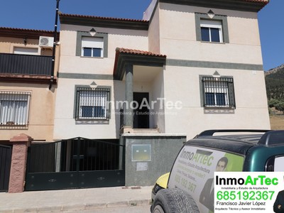 Casa en venta en Alomartes, con 3 dormitorios, 2 baños, 2 plazas de garaje, trastero, balcón y terreno