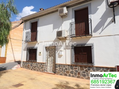 Casa en venta en Obeilar, con 5 dormitorios, baño, aseo, 2 plazas de garaje, trastero, 2 balcones y terraza
