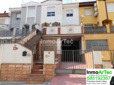Casa en venta en Illora, Illora, con 3 dormitorios, baño, aseo, 4 plazas de garaje, trastero y 2 terrazas