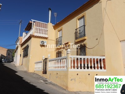 Casa en venta en Illora, con 3 dormitorios, baño y terraza