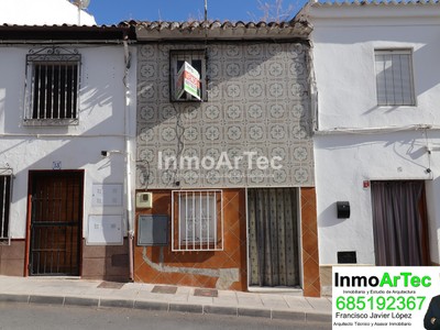 Casa en venta en Illora, con 2 dormitorios, baño y terreno