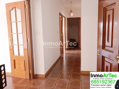 Piso en venta en Illora, con 3 dormitorios, baño, 2 balcones y 2 terrazas