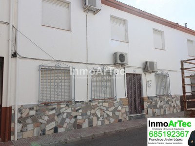 Casa en venta en Illora, con 5 dormitorios, 3 baños, 2 plazas de garaje, trastero, terraza y terreno