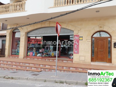 Locales en traspaso en Illora, con baño