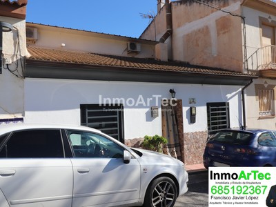 Casa en venta en Bracana, con 3 dormitorios, baño y terreno