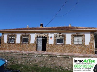 Casa en venta en Illora, con 3 dormitorios, baño y terreno