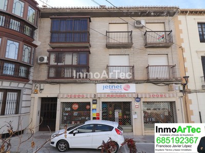 Piso en venta en Illora, con 3 dormitorios, 2 baños, plaza de garaje, trastero y 2 balcones