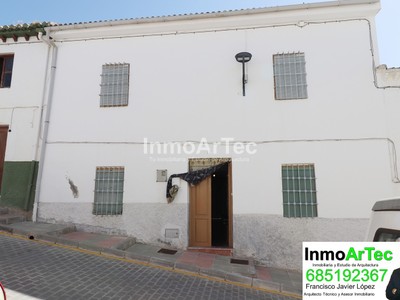 Casa en venta en Illora, con 2 dormitorios, baño y terreno