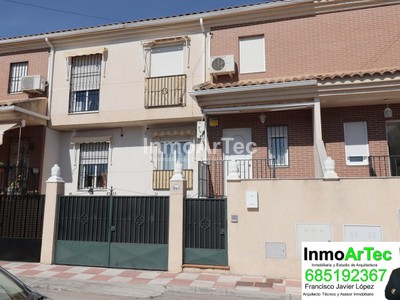 Casa en venta en Cijuela, con 3 dormitorios, 2 baños, aseo, 2 plazas de garaje y balcón