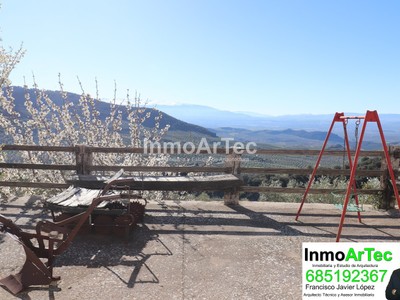 Casa en venta en Illora, con 2 dormitorios, baño y terreno
