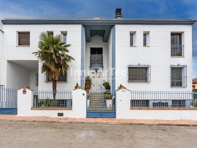 Casa en venta en Illora, con 6 dormitorios, 3 baños, aseo y terreno