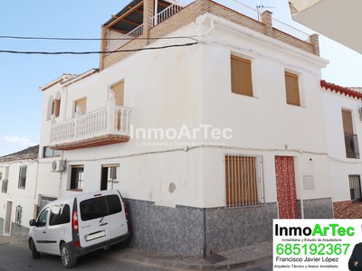 Casa en venta en Illora, con 3 dormitorios, 2 baños, plaza de garaje, trastero, balcón y terraza