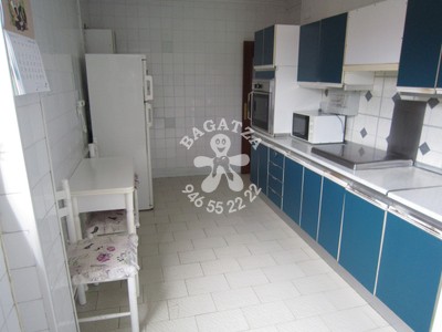 Piso en venta en Barakaldo, Santa Teresa, con 4 dormitorios, baño, aseo y balcón
