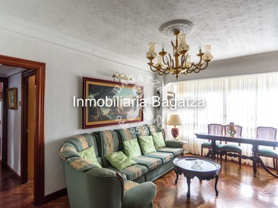 Piso en venta en Barakaldo, Santa Teresa, con 3 dormitorios y baño