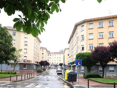 Piso en venta en Barakaldo, Zuazo, con 3 dormitorios y baño